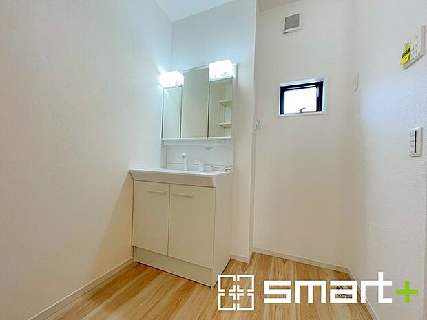 〜人気の三面鏡を採用〜 ・洗面台は三面鏡仕様なので鏡の角度を変える事で頭の後ろの方までご確認可能です。 ・鏡の裏が収納になっておりますので、洗面台周りもスッキリと片付きます。 