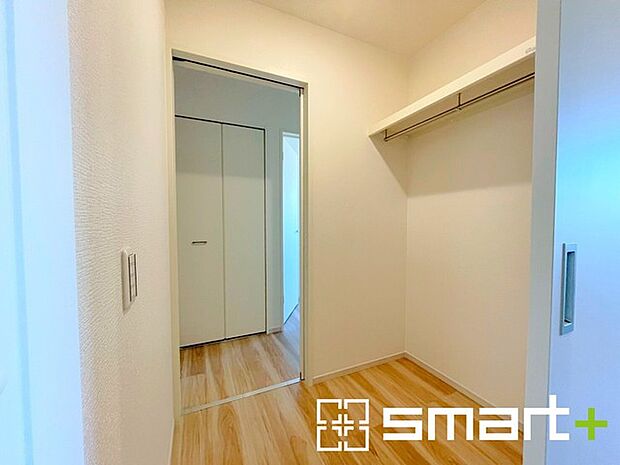 〜便利なファミリークローク〜 ・家族の衣類や小物を一ヵ所にまとめて収納できる便利なファミリークローク付き。 ・玄関、リビング、居室へと出入り可能なウォークスルータイプが嬉しいですね。