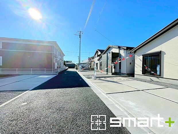 〜閑静な住宅街の立地〜 ・周辺は閑静な住宅街となっておりますので、静かな暮らしをご実現いただけます。 ・前面道路の交通量も多くないので、小さなお子様がいるご家庭でもご安心ですね。 