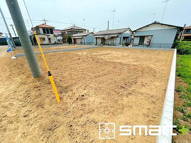 〜閑静な住宅街の立地〜 ・周辺は閑静な住宅街となっておりますので、静かな暮らしをご実現いただけます。 ・前面道路の交通量も多くないので、小さなお子様がいるご家庭でもご安心ですね。 