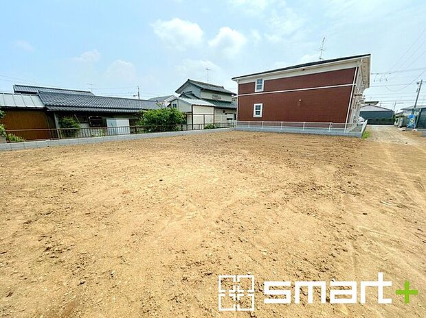 〜閑静な住宅街の立地〜 ・周辺は閑静な住宅街となっておりますので、静かな暮らしをご実現いただけます。 ・前面道路の交通量も多くないので、小さなお子様がいるご家庭でもご安心ですね。 