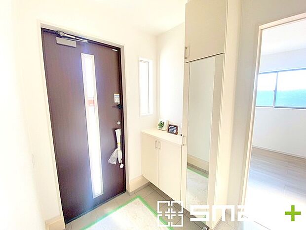 〜お出かけ前の身だしなみも〜 ・シューズボックスに姿見をご用意。 ・朝の忙しい時間もお出かけ前にパっと服装をご確認いただけます。 