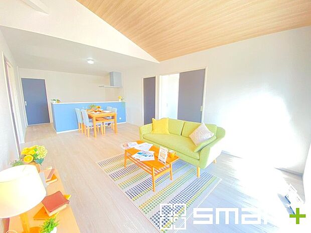 〜余裕の空間が広がるＬＤＫ〜 ・19帖あるＬＤＫはご家族団らんのお時間を余裕の広さで演出してくれます。 ・ご内覧の際は家具の配置などもイメージしながらご覧くださいませ。 