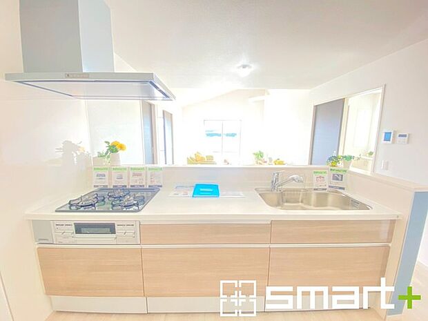 〜人気のカウンターキッチン〜 ・キッチンには余計な柱が無いので、リビングが見渡せ開放感のある造りとなっております。 ・蛇口には浄水器が内蔵されるなど機能面でも優れたキッチンです。 