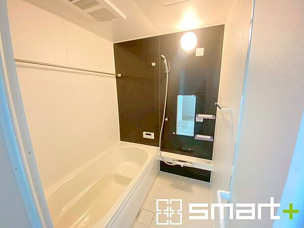 〜浴室乾燥機付きの浴室〜 ・浴室には乾燥機が付いているので雨の日でも洗濯物を干すことが可能です。 ・水はけの良い床材など機能面も充実。マイクロバルなどオプションもご相談くださいませ。 