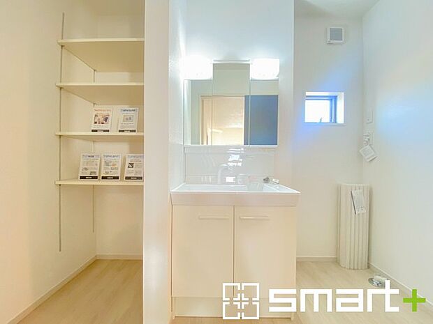 〜収納も充実の洗面所〜 ・洗面所にはリネンスペースを設ける事でタオルや洗剤などの置場にも困りません。 ・意外とリネンスペースがある物件は少ないので、ぜひ現地でその魅力をご確認ください。 