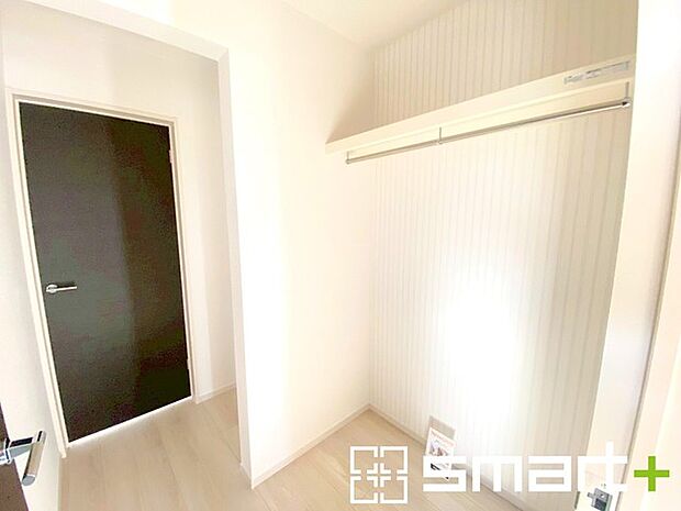 〜憧れのウォークスルークローク〜 ・玄関入ってすぐの便利な動線に配置されたウォークスルークローク。 ・パイプ付きの枕棚で、外出時の身支度もスムーズです