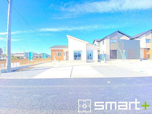 〜閑静な住宅街の立地〜 ・周辺は閑静な住宅街となっておりますので、静かな暮らしをご実現いただけます。 ・前面道路の交通量も多くないので、小さなお子様がいるご家庭でもご安心ですね。 