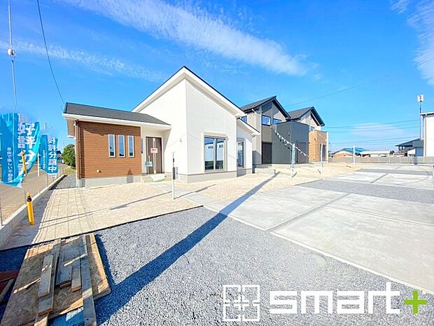 〜駐車場は2台分ご用意〜 ・駐車場は2台分ございますので、車通勤の方や複数台お持ちの方にもお勧めのお住まいです。 ・カーポートなどのオプションもお気軽にご相談くださいませ。 