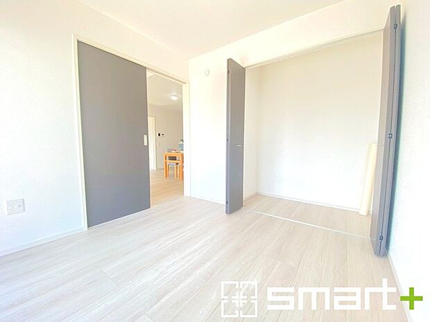 〜収納豊富な洋室〜 ・各居室に備え付けの収納をご用意。タンスなどを置く場合と比べ出っ張らないので部屋の中を有効のご活用いただけます。 ・収納の広さなどぜひ現地でご確認くださいませ。 