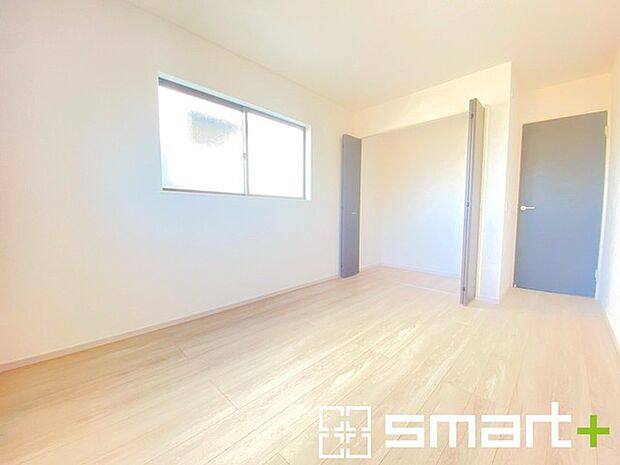 〜自然な風合いの洋室〜 ・ナチュラルな色彩で纏められた洋室は家具のコーディネートもしやすくなっております。 ・どんな家具にするか考えるだけでも楽しくなってきますね。 