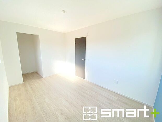 〜オプション施行もお任せください〜 ・フローリングの変色など劣化を軽減し、水をこぼした場合などにも防いでくれるフロアコーテイングが人気となっております。 ・オプション施行もお任せください。 