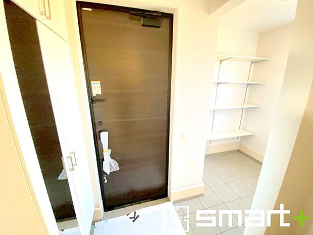 〜シューズインクロークのある玄関〜 ・玄関横にシューズインクロークをご用意。 ・追加の靴置きとしてはもちろん、スキー・ゴルフなど趣味の用具の置場としてもご利用いただけます。 