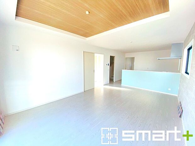 〜余裕の空間が広がるＬＤＫ〜 ・17帖あるＬＤＫはご家族団らんのお時間を余裕の広さで演出してくれます。 ・ご内覧の際は家具の配置などもイメージしながらご覧くださいませ。 