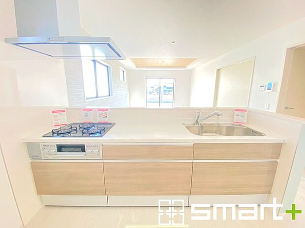 〜人気のカウンターキッチン〜 ・キッチンには余計な柱が無いので、リビングが見渡せ開放感のある造りとなっております。 ・蛇口には浄水器が内蔵されるなど機能面でも優れたキッチンです。 