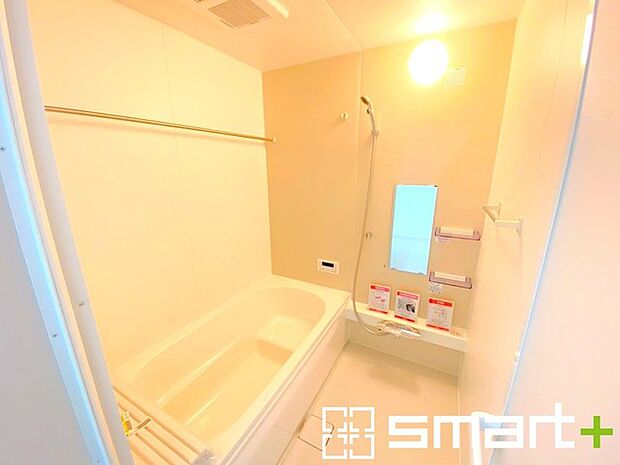 〜浴室乾燥機付きの浴室〜 ・浴室には乾燥機が付いているので雨の日でも洗濯物を干すことが可能です。 ・水はけの良い床材など機能面も充実。マイクロバルなどオプションもご相談くださいませ。 