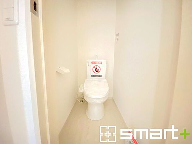 〜やはり便利なタンク式トイレ〜 ・最近はタンクレストイレもございますが、タンク式の場合は停電時もお水を流すことが可能。 ・故障時なども比較的費用が安くなるなど、メリットが多くなります。 