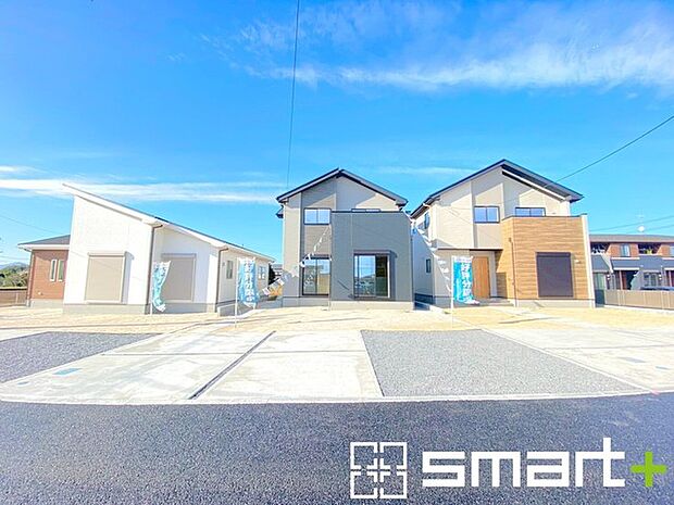 〜閑静な住宅街の立地〜 ・周辺は閑静な住宅街となっておりますので、静かな暮らしをご実現いただけます。 ・前面道路の交通量も多くないので、小さなお子様がいるご家庭でもご安心ですね。 