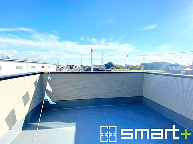 〜ワイドバルコニーを採用〜 ・バルコニーはワイドタイプなので、洗濯物を沢山干す事が可能です。 ・テラス屋根などのオプションもお気軽にご相談くださいませ。 