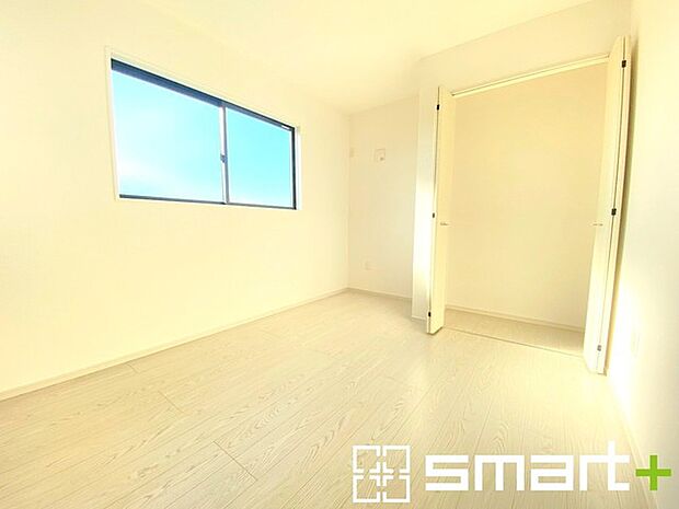 〜収納豊富な洋室〜 ・各居室に備え付けの収納をご用意。タンスなどを置く場合と比べ出っ張らないので部屋の中を有効のご活用いただけます。 ・収納の広さなどぜひ現地でご確認くださいませ。 