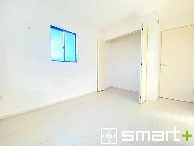 〜2面採光の明るいお部屋〜 ・洋室は2面採光とする事で穏やかな陽の入る明るい空間となっております。 ・くつろぎのプライベート時間を明るい空間で穏やかにお過ごしいただけます。 