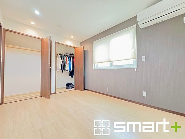 ～収納豊富な洋室～ ・各居室に備え付けの収納をご用意。タンスなどを置く場合と比べ出っ張らないので部屋の中を有効のご活用いただけます。 ・収納の広さなどぜひ現地でご確認くださいませ。