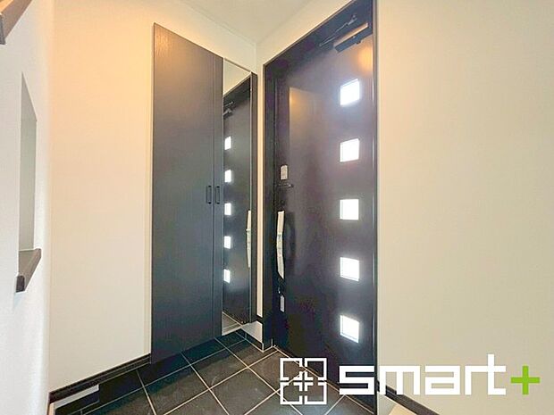 〜穏やかな陽が入る玄関〜 ・玄関ドアにガラス部分を設ける事で穏やかな陽の入る玄関になります。 ・備え付けのシューズボックスはミラー付なので朝やお出かけ前の身支度チェックに大活躍です。