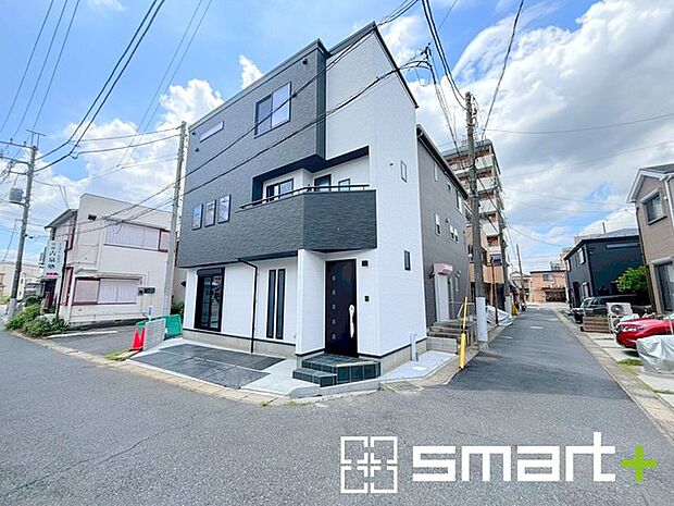 〜開放感溢れる三方角地〜 ・三方向に開ける角地の立地の為、開放感の溢れる造りで窮屈さがありません。 ・周囲の建物が一方向にしかないのでで、陽当りも良好な明るいお住まいです。 