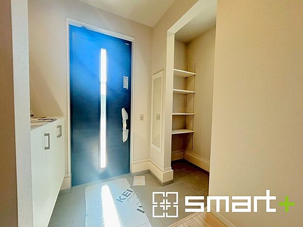 〜シューズインクロークのある玄関〜 ・玄関横にシューズインクロークをご用意。 ・追加の靴置きとしてはもちろん、スキー・ゴルフなど趣味の用具の置場としてもご利用いただけます。 