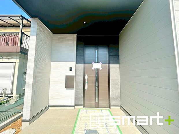 〜お住まいの顔「玄関」〜 ・玄関ドアの上にはもちろん軒がございますので、雨の日でも濡れずに鍵の開閉が可能です。 ・鍵は防犯性に優れたディンプルキーを採用。 