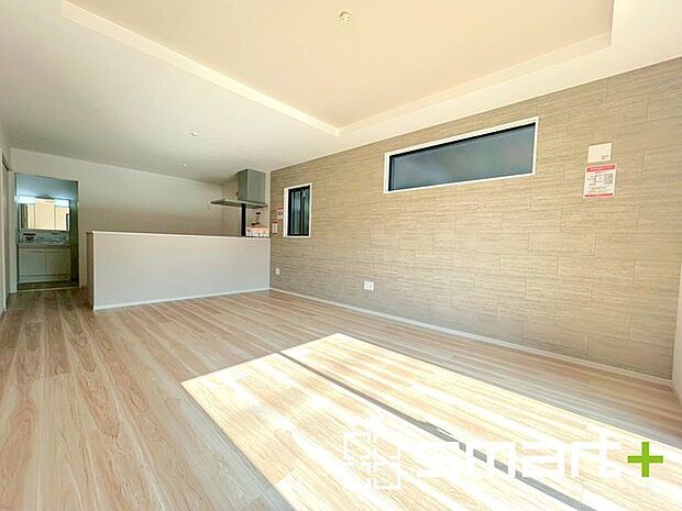 〜穏やかな陽の入るＬＤＫ〜 ・大きな窓のあるＬＤＫは陽当りも良好で明るい空間となっております。 ・ご家族団らんなど過ごす時間の多いＬＤＫが明るいのは嬉しいポイントですね。 