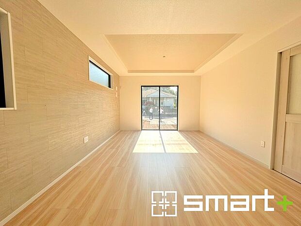 〜余裕の空間が広がるＬＤＫ〜 ・17帖あるＬＤＫはご家族団らんのお時間を余裕の広さで演出してくれます。 ・ご内覧の際は家具の配置などもイメージしながらご覧くださいませ。 