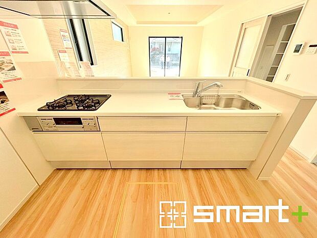 〜人気のカウンターキッチン〜 ・キッチンには余計な柱が無いので、リビングが見渡せ開放感のある造りとなっております。 ・蛇口には浄水器が内蔵されるなど機能面でも優れたキッチンです。 