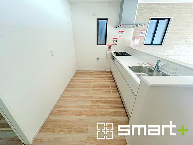 〜使い勝手の良いシステムキッチン〜 ・料理がしやすい設計のキッチンでお料理もはかどりますね。 ・もちろんキッチン下部は収納になっておりますので、フライパンなども収納可能です。 