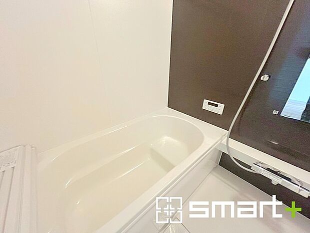 〜浴室乾燥機付きの浴室〜 ・浴室には乾燥機が付いているので雨の日でも洗濯物を干すことが可能です。 ・水はけの良い床材など機能面も充実。マイクロバルなどオプションもご相談くださいませ。 