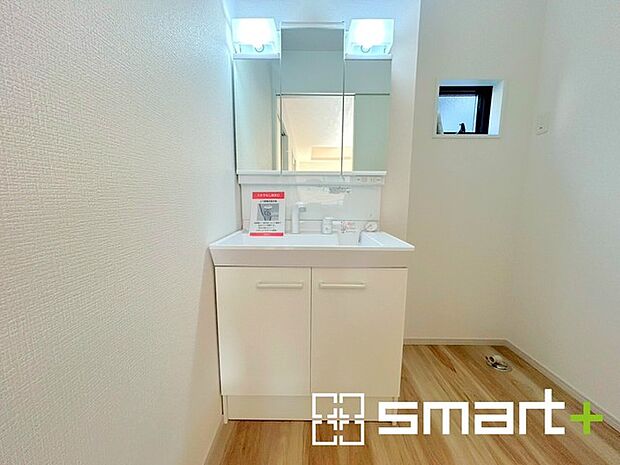 〜人気の三面鏡を採用〜 ・洗面台は三面鏡仕様なので鏡の角度を変える事で頭の後ろの方までご確認可能です。 ・鏡の裏が収納になっておりますので、洗面台周りもスッキリと片付きます。 