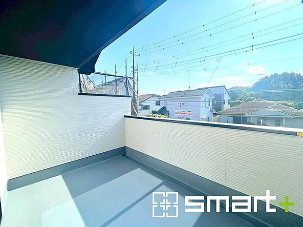 〜ワイドバルコニーを採用〜 ・バルコニーはワイドタイプなので、洗濯物を沢山干す事が可能です。 ・テラス屋根などのオプションもお気軽にご相談くださいませ。 