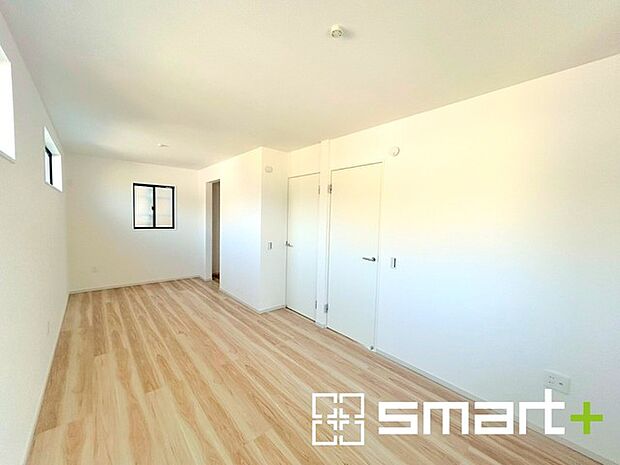 〜間取り変更も可能な洋室〜 ・2階10.8帖の洋室は間仕切りを造る事で2部屋に分ける事が可能。 ・ご家族の状況に応じて部屋の数を変更できるプランです。 