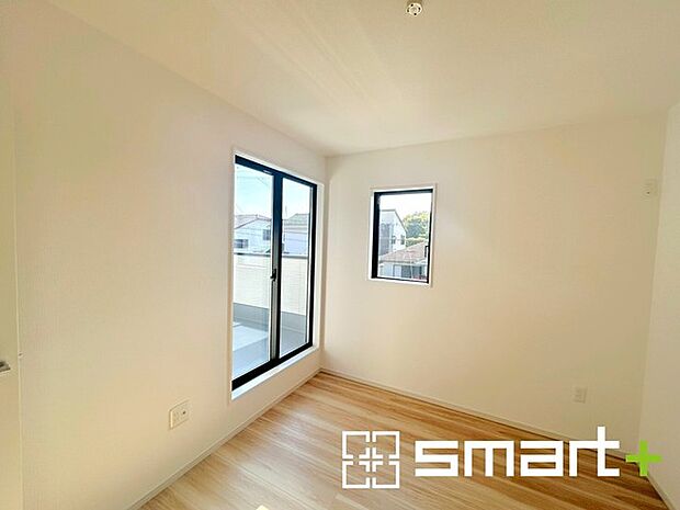 〜自然な風合いの洋室〜 ・ナチュラルな色彩で纏められた洋室は家具のコーディネートもしやすくなっております。 ・どんな家具にするか考えるだけでも楽しくなってきますね。 