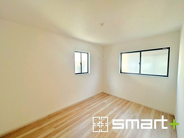 〜2面採光の明るいお部屋〜 ・洋室は2面採光とする事で穏やかな陽の入る明るい空間となっております。 ・くつろぎのプライベート時間を明るい空間で穏やかにお過ごしいただけます。 