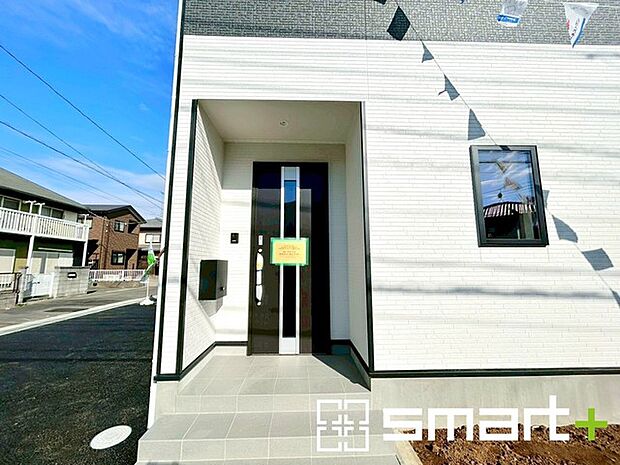 〜お住まいの顔「玄関」〜 ・玄関ドアの上にはもちろん軒がございますので、雨の日でも濡れずに鍵の開閉が可能です。 ・鍵は防犯性に優れたディンプルキーを採用。