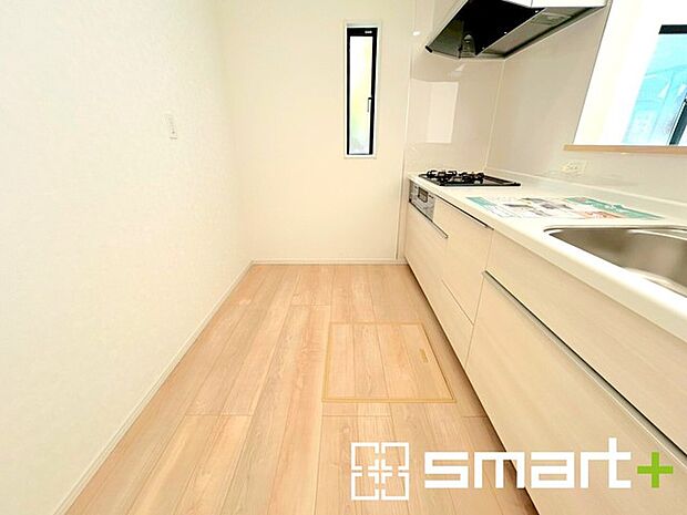 〜使い勝手の良いシステムキッチン〜 ・料理がしやすい設計のキッチンでお料理もはかどりますね。 ・もちろんキッチン下部は収納になっておりますので、フライパンなども収納可能です。