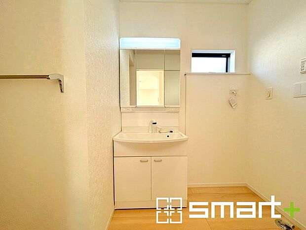 〜余裕のある広さの洗面スペース〜 ・洗面スペースを大きめに取る事でリネン置場などにも困らず、洗濯なども楽々行っていただけます。 ・洗面が広い物件は意外と少ないので、ぜひご覧くださいませ。