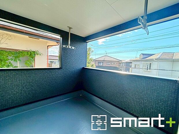 〜屋根付きのバルコニー〜 ・バルコニーは屋根付きなので急な雨でも安心です。 ・奥行きもあるので洗濯物が干しやすいのも嬉しいポイントですね。