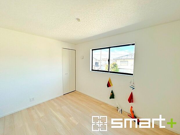 〜自然な風合いの洋室〜 ・ナチュラルな色彩で纏められた洋室は家具のコーディネートもしやすくなっております。 ・どんな家具にするか考えるだけでも楽しくなってきますね。