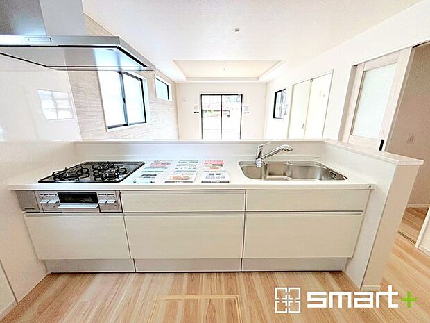 〜人気のカウンターキッチン〜 ・キッチンには余計な柱が無いので、リビングが見渡せ開放感のある造りとなっております。 ・蛇口には浄水器が内蔵されるなど機能面でも優れたキッチンです。 