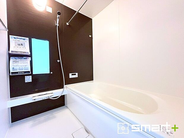 〜浴室乾燥機付きの浴室〜 ・浴室には乾燥機が付いているので雨の日でも洗濯物を干すことが可能です。 ・水はけの良い床材など機能面も充実。マイクロバルなどオプションもご相談くださいませ。 