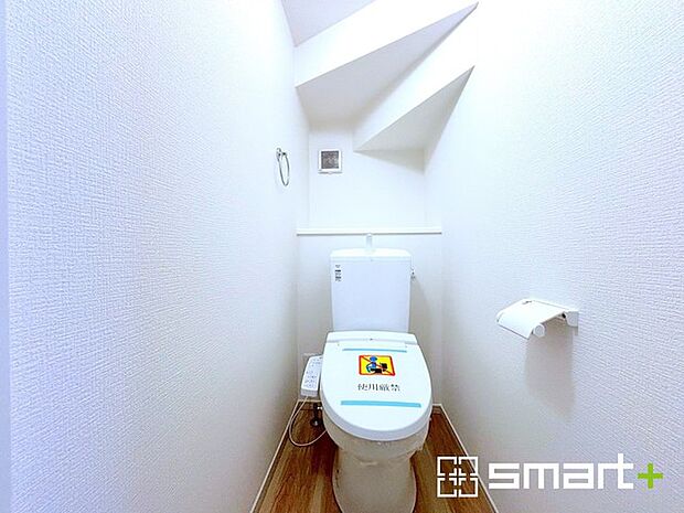 〜やはり便利なタンク式トイレ〜 ・最近はタンクレストイレもございますが、タンク式の場合は停電時もお水を流すことが可能。 ・故障時なども比較的費用が安くなるなど、メリットが多くなります。 