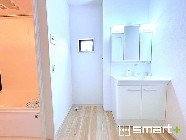 〜シャワー付き洗面台を採用〜 ・洗面台の蛇口がホースで伸びシャワーとしてご利用可能。 ・朝の寝ぐせ直しなどにシャワーを使いたい時、洗面台の掃除をする際にも便利にお使いいただけますよ。 