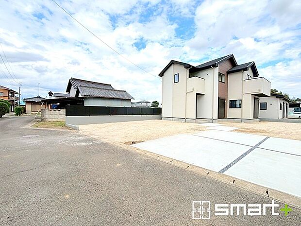 ~閑静な住宅街の立地~ ・周辺は閑静な住宅街となっておりますので、静かな暮らしをご実現いただけます。 ・前面道路の交通量も多くないので、小さなお子様がいるご家庭でもご安心ですね。